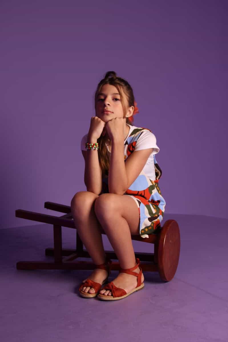 girl-purple-bg