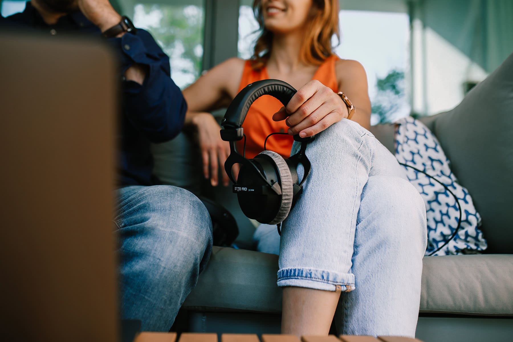 headphones_hands