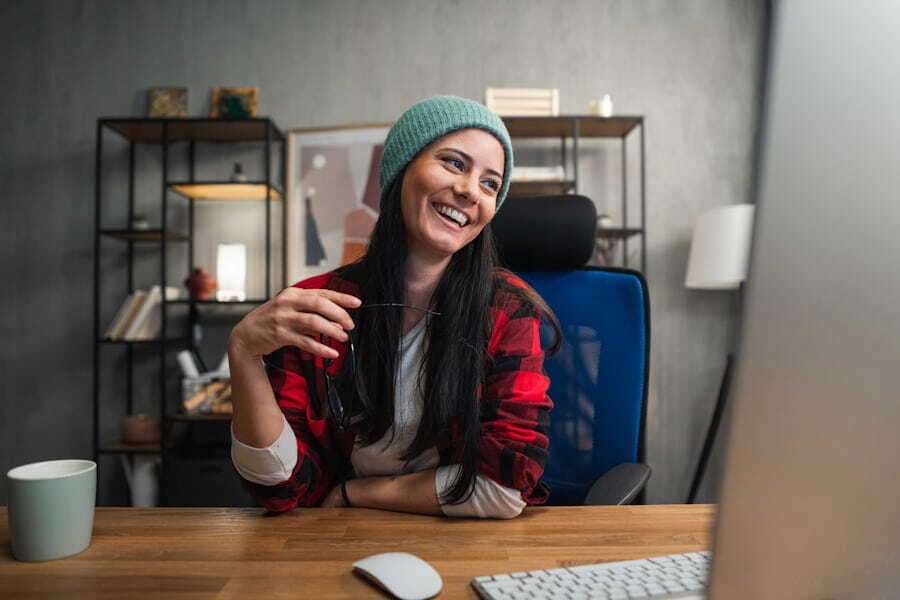 woman-hat-office