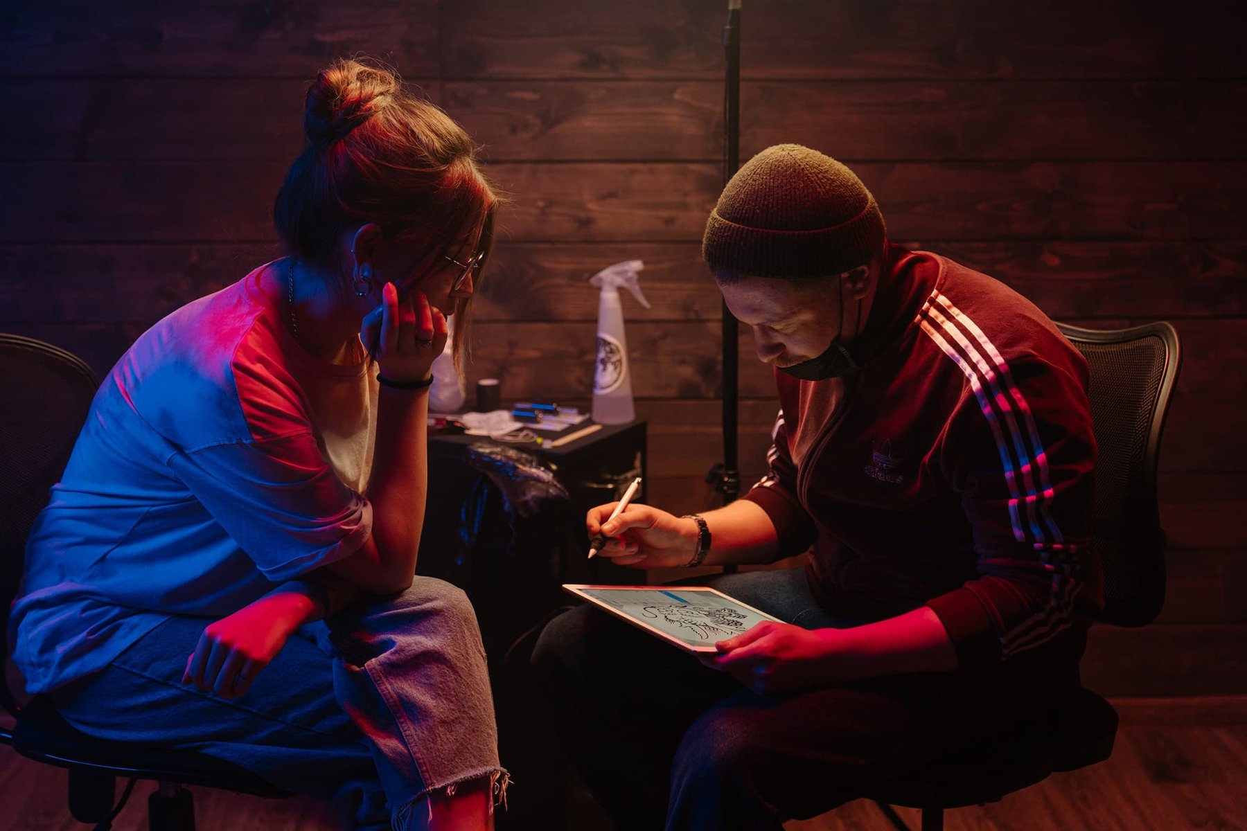 woman-man-ipad-neon