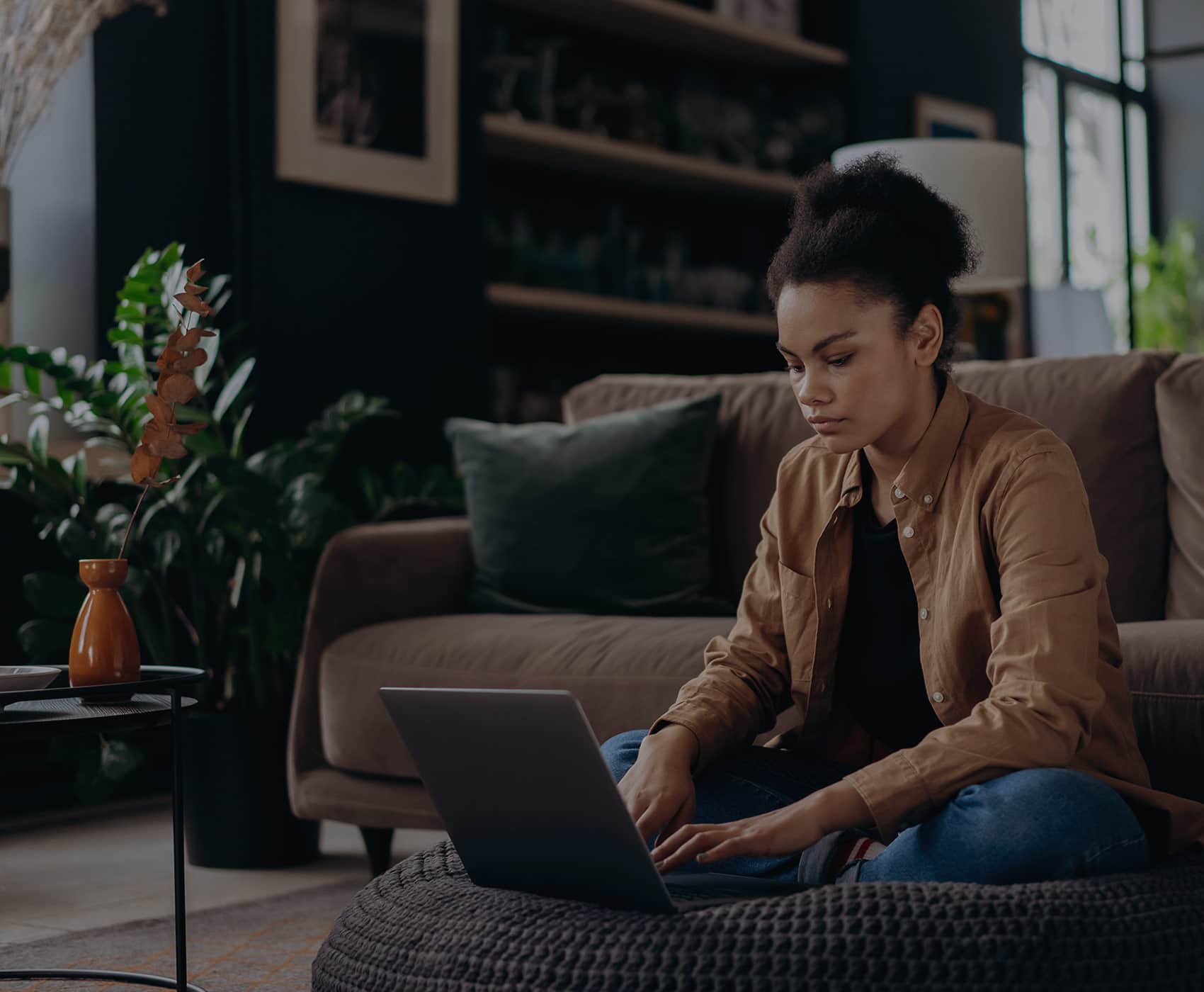 woman_sofa_parallax